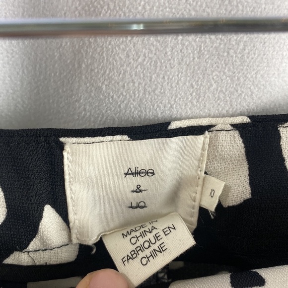 Urban Outfitters Alice + UO Black and White Eilis Geo Print Shorts - Size 10 - Picture 5 of 11